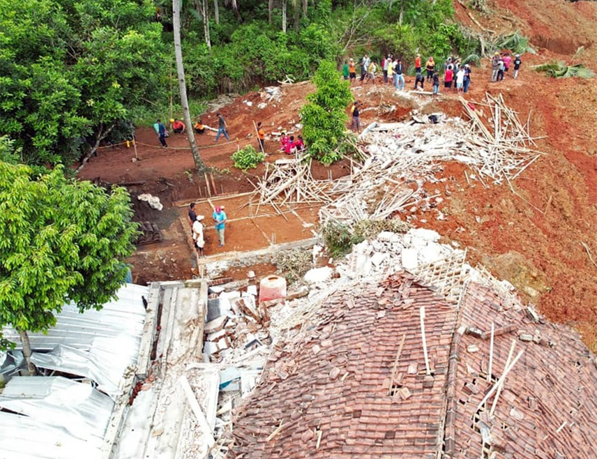 ЏАКАРТА, 15. НОВЕМБРА /СРНА/ - Број жртава клизишта на острву Јава у Индонезији порастао је на 11, а за 12 особа се још трага, рекао је шеф операције потраге и спасавања Мухамед Абдулах.