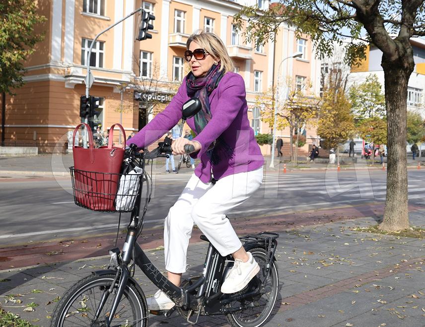 БАЊАЛУКА, 15. НОВЕМБРА /СРНА/ - Вршилац дужности предсједника Републике Српске Ана Тришић Бабић искористила је сунчано суботње вријеме за опуштен разговор са грађанима Бањалуке.