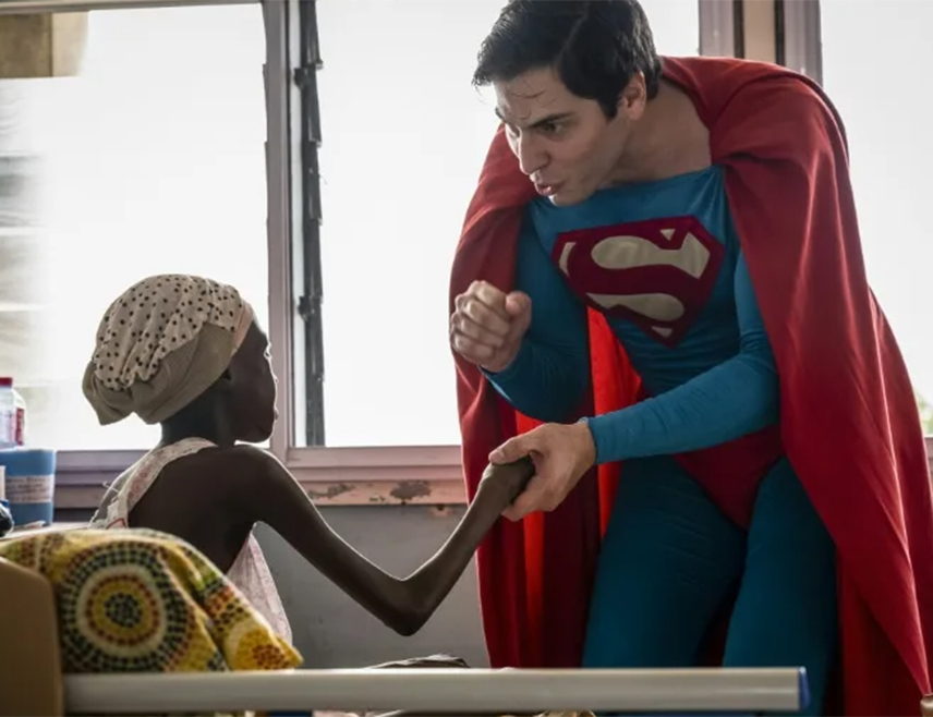 АКРА, 15. НОВЕМБРА /СРНА/ - Бразилац Леонардо Мујлерт обишао је у костиму Супермена дјечије одјељење на три спрата болнице у Акри, главном граду Гане, на велико задовољство тешко болесних малишана и њихових родитеља.