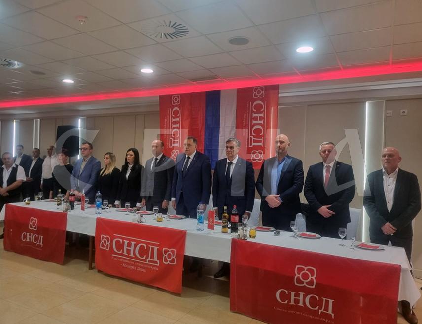 БРОД, 15. НОВЕМБРА /СРНА/ - Лидер СНСД-а Милорад Додик истакао је да је Брод одувијек био прва линија српске издржљивости, да је чувао своје достојанство и да 23. новембра треба да одлучи да буде јак и изабере Синишу Карана за предсједника Републике Српске.