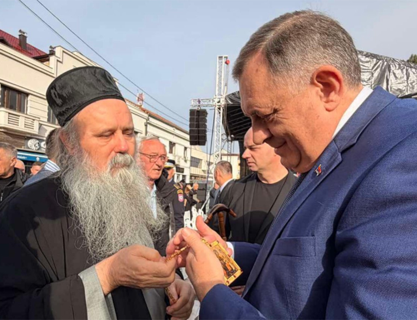 БИЈЕЉИНА, 15. НОВЕМБРА /СРНА/ - Лидер СНСД-а Милорад Додик захвалио је митрополиту зворничко-тузланском Фотију за посебан дар - епископску панагију.