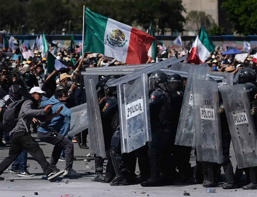 МЕКСИКО СИТИ, 16. НОВЕМБРА /СРНА-Ројтерс/ - Најмање 120 особа повријеђено је у немирима током протеста више хиљада људи у Мексико Ситију поводом убиства градоначелника који се борио против криминала, саопштио је градски секретар за безбједност Пабло Васкез.