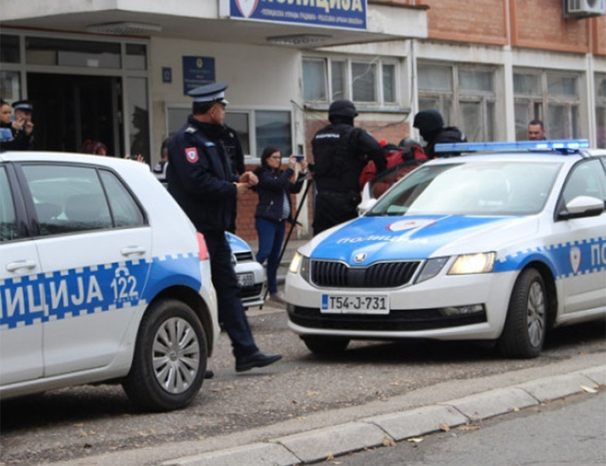 ГРАДИШКА, 16. НОВЕМБРА /СРНА/ - Лице из Бихаћа ухапшено је због сумње да је у градишком мјесту Ровине покушало да подмити полицајце приликом саобраћајне контроле, док је превозило четири лица из Египта.