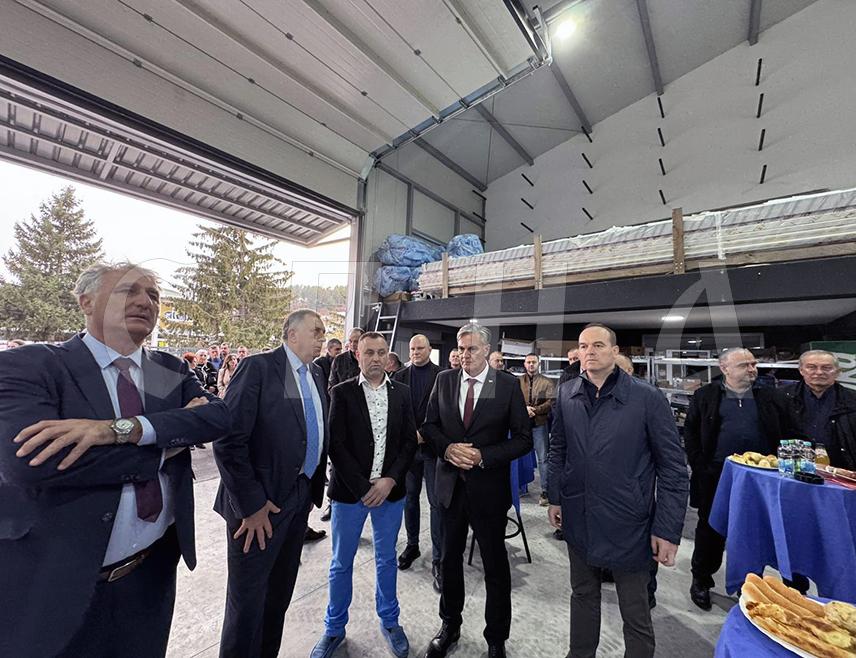 НЕВЕСИЊЕ, 16. НОВЕМБРА /СРНА/ - Лидер СНСД-а Милорад Додик и министар за научно-технолошки развој Републике Српске Синиша Каран стигли су у Невесиње гдје ће разговарати са привредницима и директорима јавним предузећа.