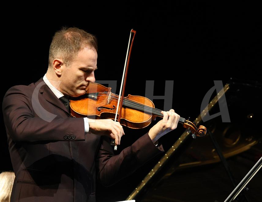 БАЊАЛУКА, 16. НОВЕМБРА /СРНА/ - Свјетски познати виолиниста Стефан Миленковић вечерас је у Бањалуци одржао хуманитарни концерт за Албину Смајловић, младој Бањалучанки којој је потребна помоћ за даље лијечење.