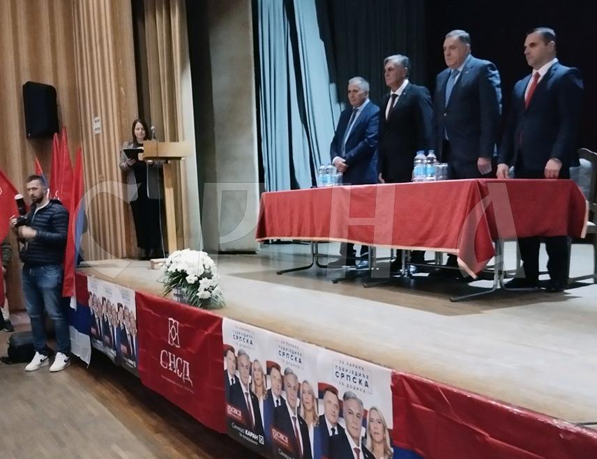 BILEĆA, NOVEMBER 16 /SRNA/ – The choice voters in Republika Srpska face is simple – either they are for Republika Srpska or for Christian Schmidt – it was emphasized this evening in Bileća during the meeting of SNSD President Milorad Dodik and the party’s candidate for the President of Srpska, Siniša Karan, with local residents.
