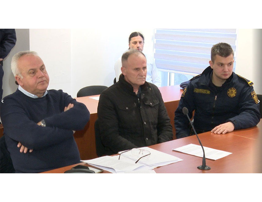 САРАЈЕВО, 17. НОВЕМБРА /СРНА/ - Кантонални суд у Бихаћу осудио је Мехемеда Вукалића на 42 године затвора за троструко убиство у Санском Мосту.
