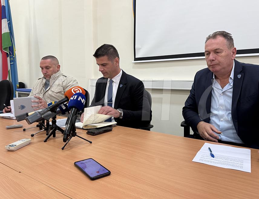 МОСTАР, 17. НОВЕМБРА /СРНА/ - Аниса Калајџића, осумњиченог за свирепо убиство Алдине Јахић у Мостару, раније је друга женска особа пријављивала за угрожавање безбједности, речено је на конференцији за новинаре Министарства унутрашњих послова Херцеговачко-неретванског кантона.