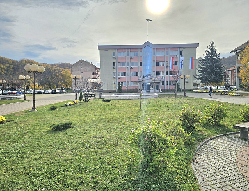 УГЉЕВИК, 17. НОВЕМБРА /СРНА/ - Општина Угљевик покреће нови локални програм подршке "Унапређење пољопривредне производње" с циљем да обезбиједи континуитет помоћи произвођачима у руралним подручјима, након што је Уставни суд поништио ранију одлуку о подстицајима у пољопривреди, саопштено је из локалне управе.