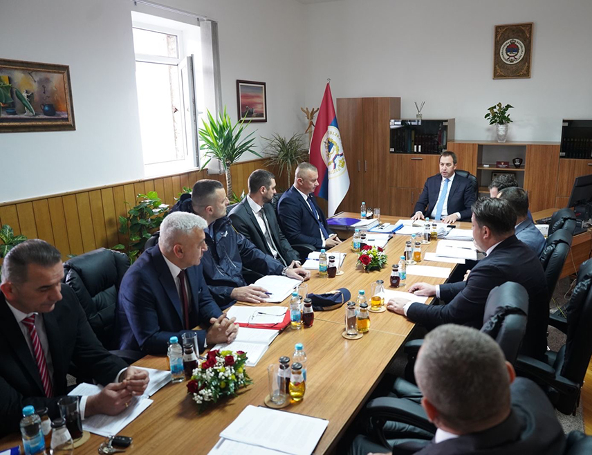 ФОЧА, 17.НОВЕМБРА /СРНА/ - Министар правде Горан Селак најавио је данас да ће Министарство подржати реконструкцију управне зграде Казнено-поправног завода /КПЗ/ у Фочи, као и изградњу инфо пулта у згради Основног суда у овој општини.