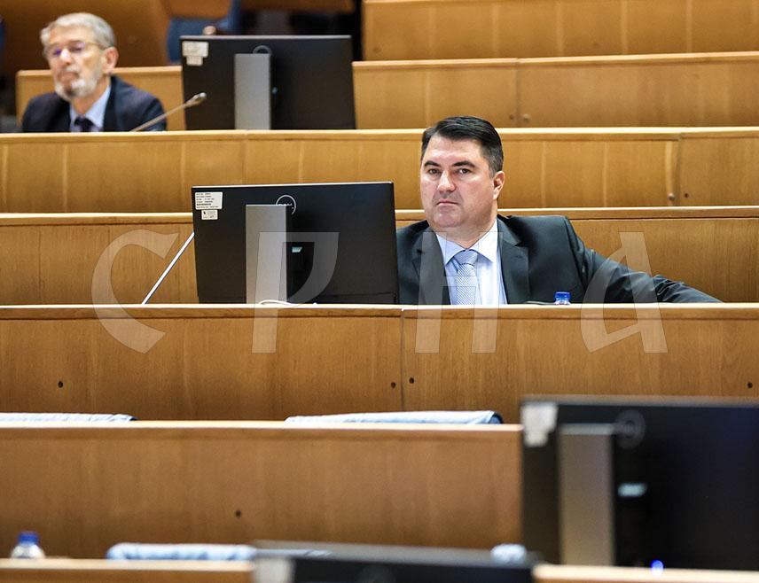 САРАЈЕВО, 17. НОВЕМБРА /СРНА/ - Посланик СНСД-а у Представничком дому Парламентарне скупштине БиХ Мирослав Вујичић рекао је да посланици овог клуба не могу сносити одговорност за неусвајање буџета, јер нису скупштинска већина у овом дому.