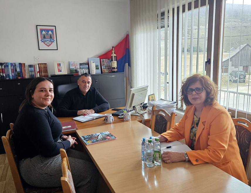 БАЊАЛУКА, 17. НОВЕМБРА /СРНА/ - Министар управе и локалне самоуправе Републике Српске Сенка Јујић упознала је данас начелника Купреса Срђена Петковића са могућностима које Министарство пружа изразито неразвијеним општинама кроз програме подршке, те истакла да ова општина има простор да кандидује пројекте који би допринијели унапређењу локалне инфраструктуре и квалитета живота грађана.