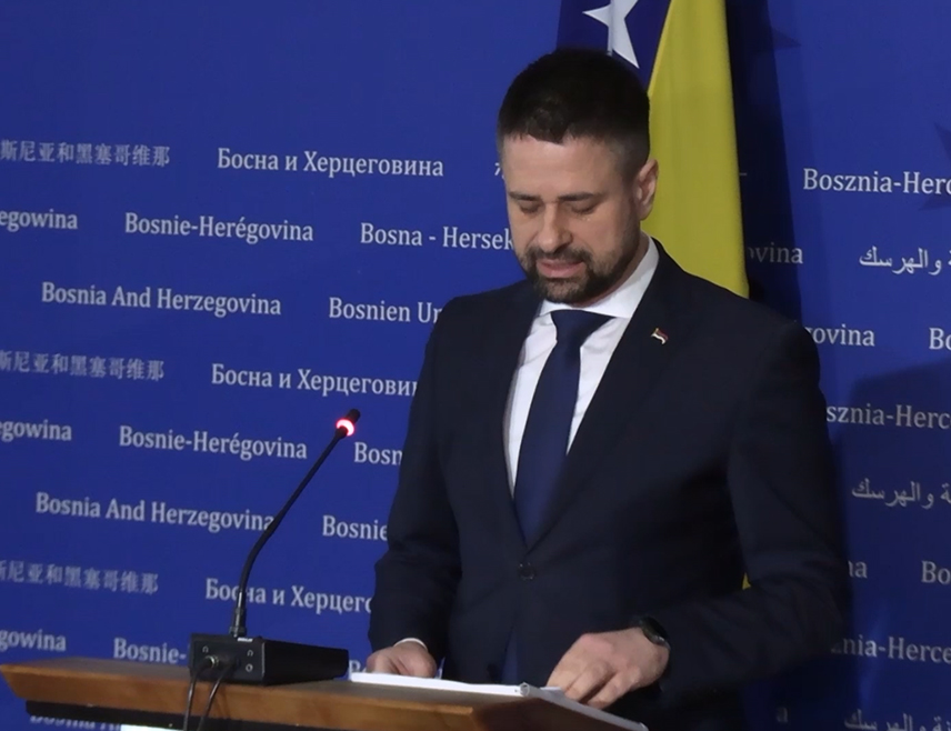 САРАЈЕВО, 17. НОВЕМБРА /СРНА/ - Процес усвајања буџета институција и међународних обавеза БиХ за ову годину и третирања запослених у институцијама БиХ су доказ да политички безобразлук нема границу, изјавио је министар финансија и трезора у Савјету министара Срђан Амиџић.