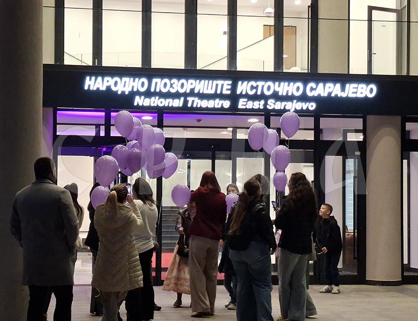 ИСТОЧНО САРАЈЕВО, 17. НОВЕМБРА /СРНА/ - Чланови Удружења родитеља пријевремено рођене д‌јеце у Републици Српској "Мрвице", Подружница у Источном Сарајеву и њихова пријевремено рођена дјеца пустили су ка небу љубичасте балоне, за све који нису изборили ову битку.