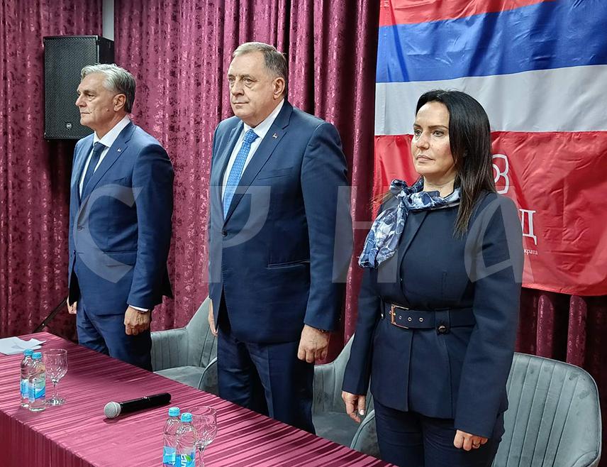 ЈЕЗЕРО, 17. НОВЕМБРА /СРНА/ - Лидер СНСД-а Милорад Додик изјавио је вечерас у Језеру да власт у Републици Српској, предвођена СНСД-ом, чини све да стабилизује Републику Српску, која је била и остаје стабилнији дио БиХ.