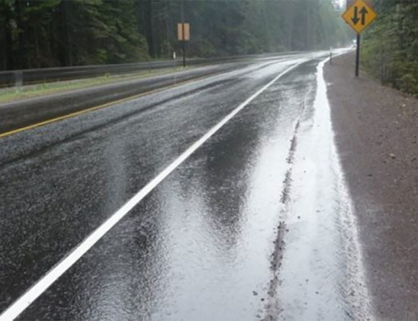 БАЊАЛУКА, 18. НОВЕМБРА /СРНА/ - На путним правцима у Републици Српској и Федерацији БиХ возила саобраћају по клизавим коловозима, а у вишим планинским предјелима и преко превоја успорено због снијега који пада понегдје.