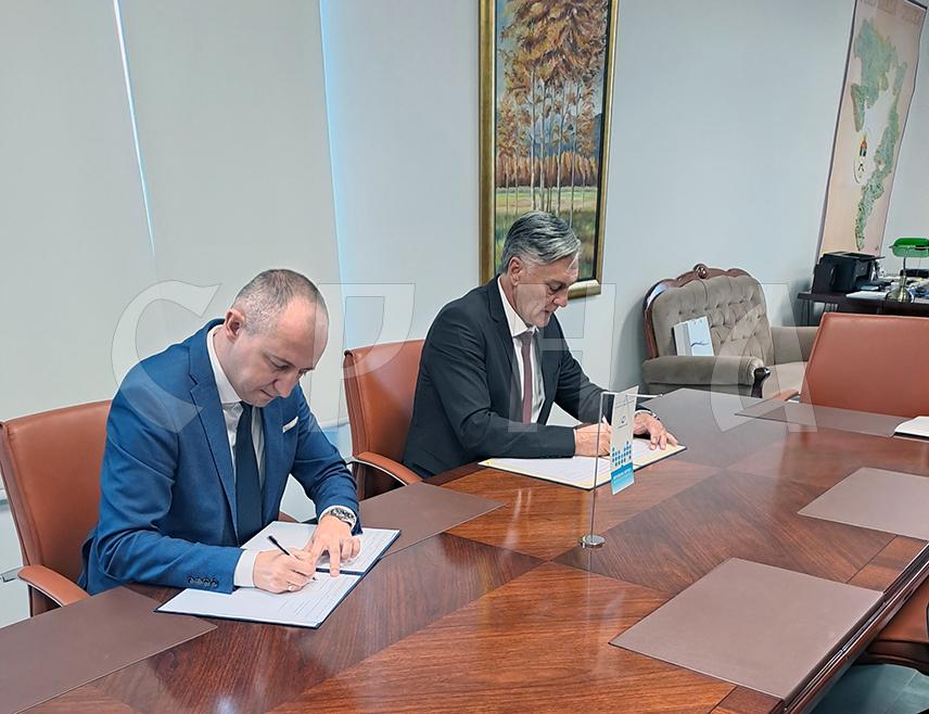 БАЊАЛУКА, 18. НОВЕМБРА /СРНА/ - Министар за научнотехнолошки развој и високо образовање Републике Српске Синиша Каран и директор Републичког завода за статистику Дарко Милуновић потписали су данас у Бањалуци споразум који дефинише сарадњу и кроз комуникацију и размјену информација ради оставривања заједничког циља и интереса.