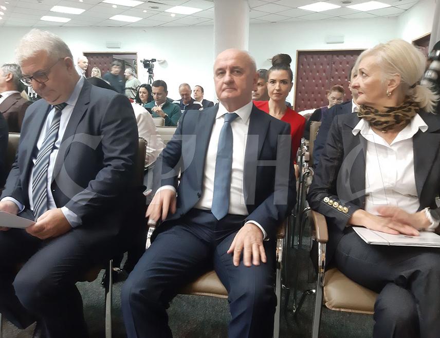 БЕОГРАД, 18. НОВЕМБРА /СРНА/ - Министар енергетике и рударства Републике Српске Петар Ђокић рекао је на енергетском скупу у Београду да је Република Српска одлучна да развија водне потенцијале за производњу електричне енергије и да је имала храброст да крене у многе велике пројекте.