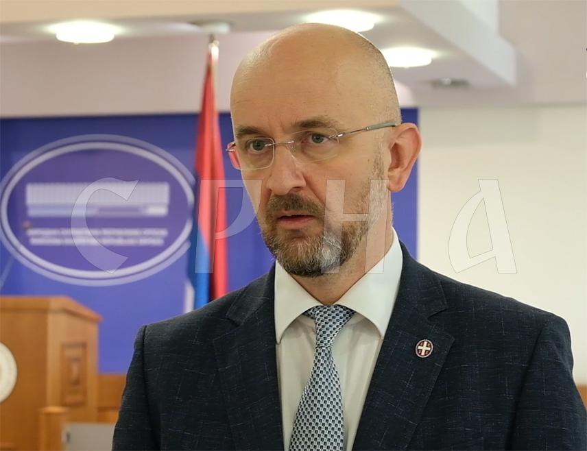 БАЊАЛУКА, 21. НОВЕМБРА /СРНА/ - Дејтонски мировни споразум, који је прије 30 година зауставио рат у БиХ, представља темељ мира међу народима, а данас постоји не само разградња једног документа, већ и основних принципа који су успостављени да би тај мир био обезбијеђен, изјавио је Срни шеф Клуба СНСД-а у Народној скупштини Републике Српске Срђан Мазалица.