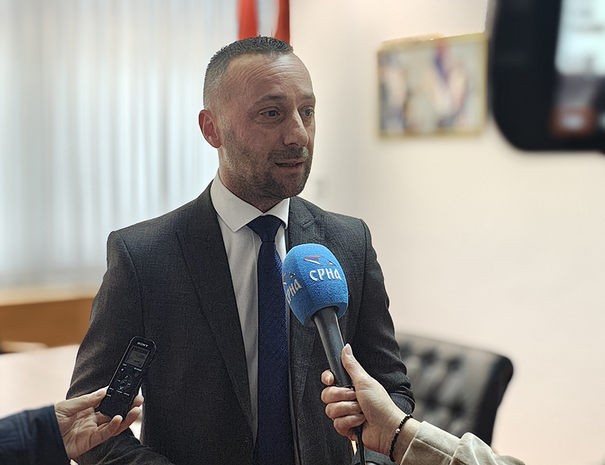 ИСТОЧНО САРАЈЕВО, 18. НОВЕМБРА /СРНА/ - Посланик СНСД-а у Представничком дому Парламентарне скупштине Милорад Којић изјавио је Срни да СДС не води национално освијештену политику и да је не интересује заштита уставноправног поретка, што је својом подршком ОХР-у потврдио и бивши предсједник те странке Мирко Шаровић.