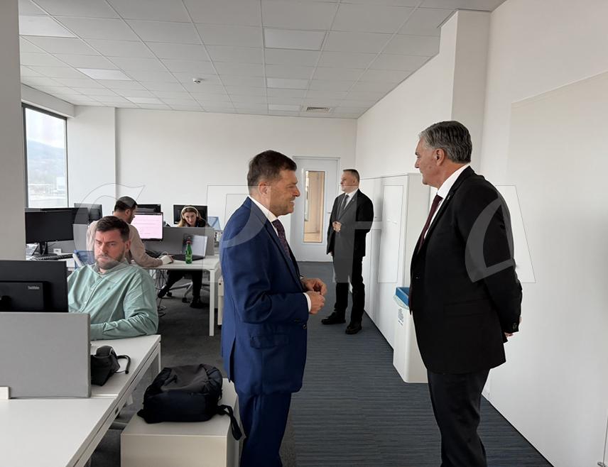 БАЊАЛУКА, 18. НОВЕМБРА /СРНА/ - Министар за научнотехнолошки развој и високо образовање Републике Српске Синиша Каран рекао је да је циљ образовања да буде у функцији привреде јер тржиште рада може верификовати да ли постоје адекватни профили и потребна знања.