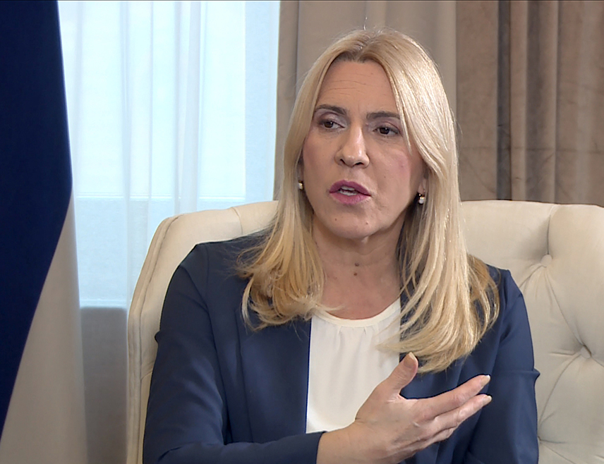 ISTOČNO SARAJEVO, NOVEMBER 18 /SRNA/ – Serb member of the BiH Presidency Željka Cvijanović stated that Mirko Šarović is defending foreign colonizers in BiH, and justifying Christian Schmidt and his dictatorial activities.