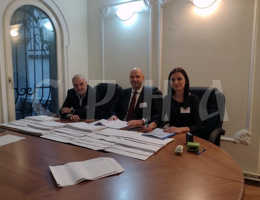 БЕОГРАД, 18. НОВЕМБРА /СРНА/ - Гласање на пријевременим изборима за предсједника Републике Српске у недјељу, 23. новембра, моћи ће да се обави и у амбасадама у Београду, Берлину, Бечу и Генералном конзулату у Минхену, рекао је предсједник Бирачког одбора у Амбасади БиХ у Србији Оливер Мићић.