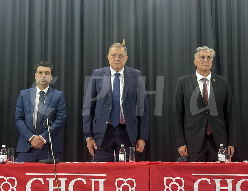 КОСTАЈНИЦА, 18. НОВЕМБРА /СРНА/ - Кандидат СНСД-а за предсједника Републике Српске на пријевременим изворима Синиша Каран рекао је вечерас у Костајници да је борба за институције борба за Републику Српску.