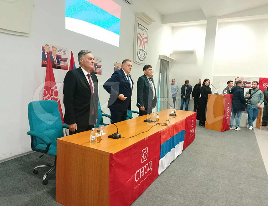 НОВИ ГРАД, 18. НОВЕМБРА /СРНА/ - Кандидат СНСД-а за предсједника Републике Српске на пријевременим изборима Синиша Каран поручио је вечерас у Новом Граду да у Републици Српској своје предстванике бира народ, а никако Кристијан Шмит.