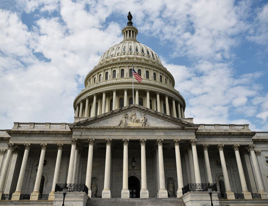 ВАШИНГТОН, 19. НОВЕМБРА /СРНА/ - Конгрес САД усвојио је закон потребан за објаву материјала везаних за случај против америчког финансијера Џефрија Епстина, који је извршио самоубиство у затвору након што је осуђен за педофилију.