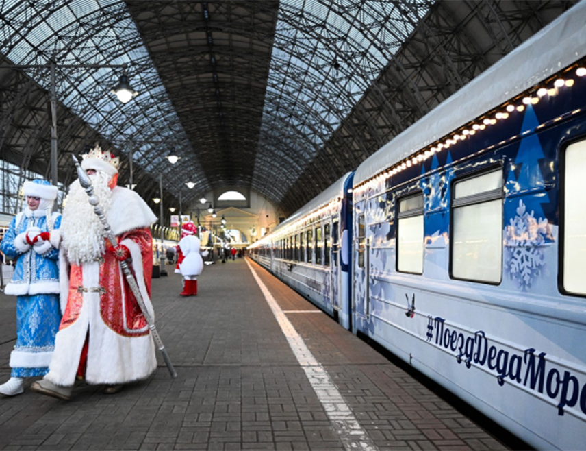 ВЛАДИВОСТОК, 19. НОВЕМБРА /СРНА/ - "Воз Дједа Мраза" кренуо је из Владивостока на новогодишње путовање по Русији током којег ће се зауставити у 70 градова, преноси ТАСС.