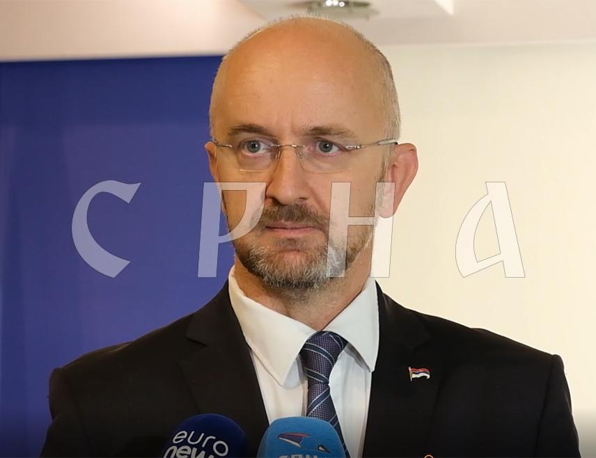 БАЊАЛУКА, 19. НОВЕМБРА /СРНА/ - Шеф Клуба посланика СНСД-а у Народној скупштини Републике Српске Срђан Мазалица изјавио је да градоначелник Бањалуке Драшко Станивуковић очигледно има вишак позе, а мањак знања и истине, те да опозиција у Српској сарајевским странкама служи као оружје да напакосте Српској.