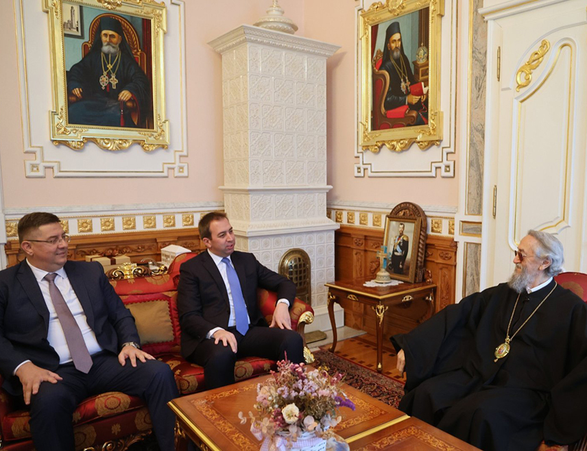 БАЊАЛУКА, 19. НОВЕМБРА /СРНА/ - Министар правде Републике Српске Горан Селак и Његово високопреосвештенство митрополит бањалучки Јефрем оцијенили су да су духовна стабилност, одговорност и јединство народа темељи на којима се гради Република Српска, те да је сарадња институција и Цркве важна за очување идентитета и општег напретка.