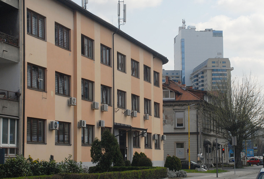 ТУЗЛА, 19. НОВЕМБРА /СРНА/ - Тијело мушкарца пронађено је поред аутомобила кориштеног приликом јутрошње оружане пљачке златаре у Калесији и највјероватније је ријеч о једном од починилаца разбојништва, саопштено је из Управе полиције Министарства унутрашњих послова /МУП/ Тузланског кантона.