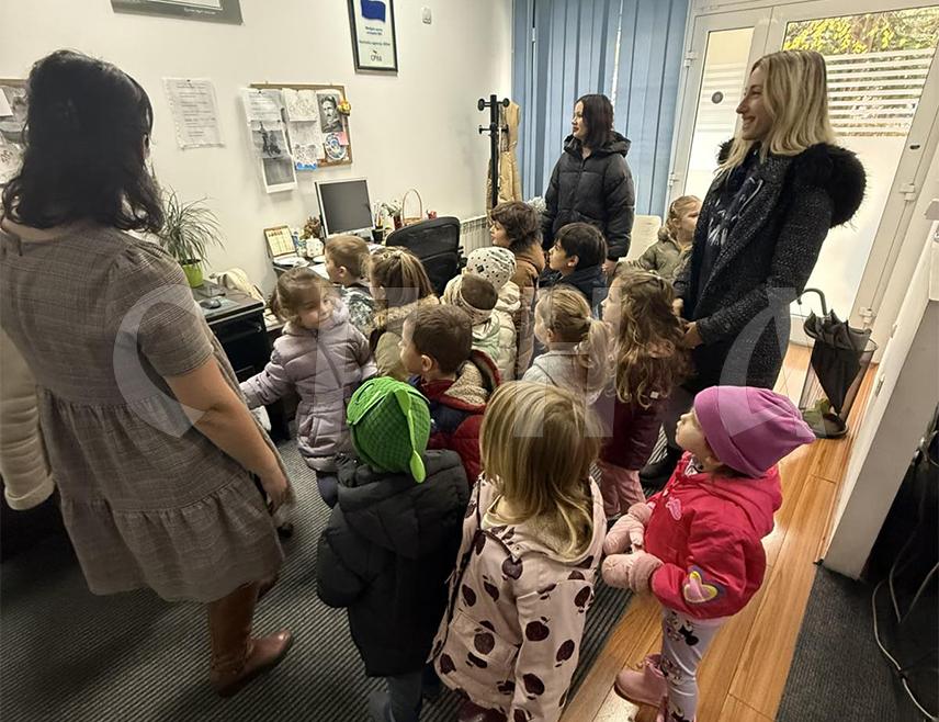 БАЊАЛУКА, 19. НОВЕМБРА /СРНА/ - Бањалучко дописништво Новинске агенције Републике Српске /СРНА/ данас су посјетили малишани из вртића "Јежурка Јежић" којима су запослени објаснили шта је то новинарска професија и како се пишу вијести.