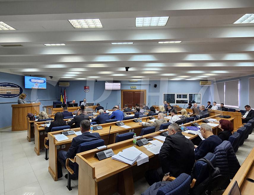 ПРИЈЕДОР, 19. НОВЕМБРА /СРНА/ - Град Приједор у наредних петнаестак дана расписаће тендер за спољно уређење спортске дворане у Омарској и, након што изабере најповољнијег понуђача, почеће радови чим временски услови дозволе, изјавио је градоначелник Слободан Јавор.