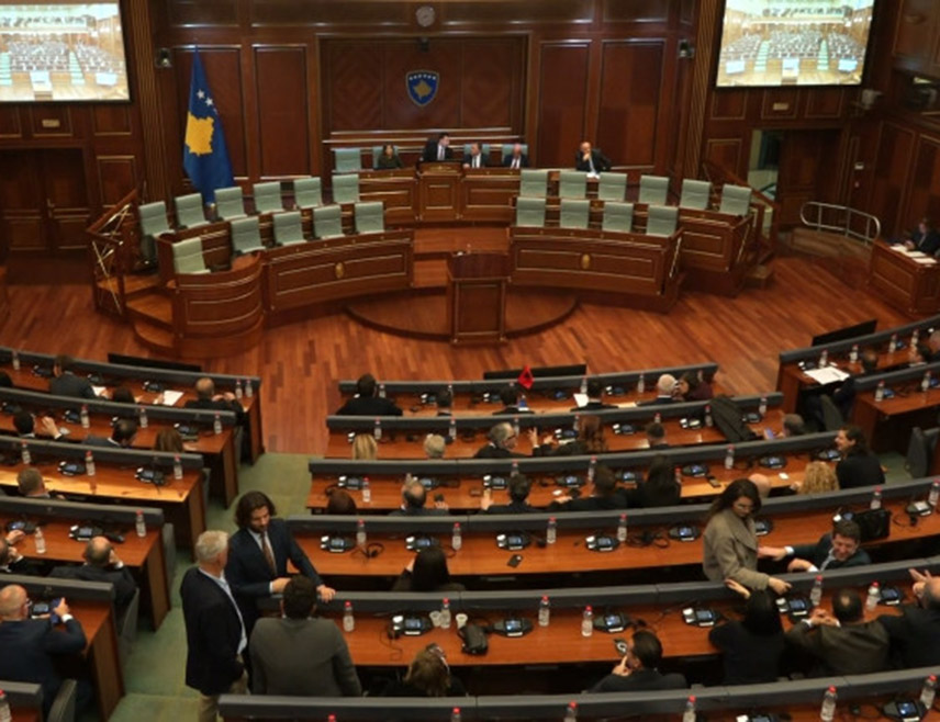 БЕОГРАД, 19. СЕПТЕМБРА /СРНА/ - Посланици у Скупштини самопроглашеног Косова данас нису изабрали нову владу, јер кандидат за премијера Глаук Коњуфца из покрета "Самоопредјељење" Аљбина Куртија није добио неопходну већину гласова.