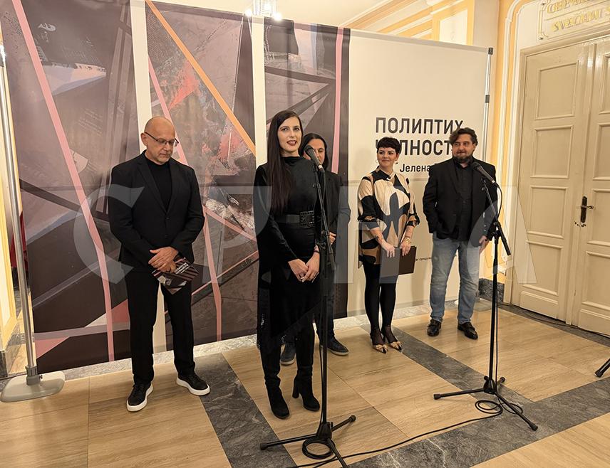 БАЊАЛУКА, 19. НОВЕМБРА /СРНА/ - Изложба "Полиптих чулности" аутора Јелене Грубор отворена је вечерас у Културнм центру Бански двор у Бањалуци.