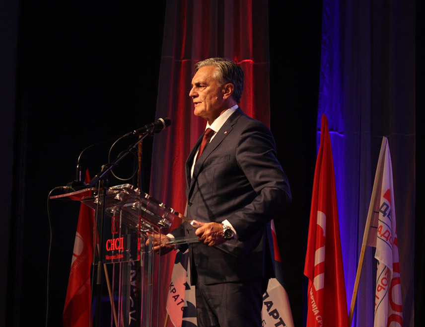 БАЊАЛУКА, 19. НОВЕМБРА /СРНА/ - Кандидат СНСД-а за предсједника Републике Српске Синиша Каран рекао је вечерас у Бањалуци да је једино народ на изборима може легитимно да бира своје представнике.