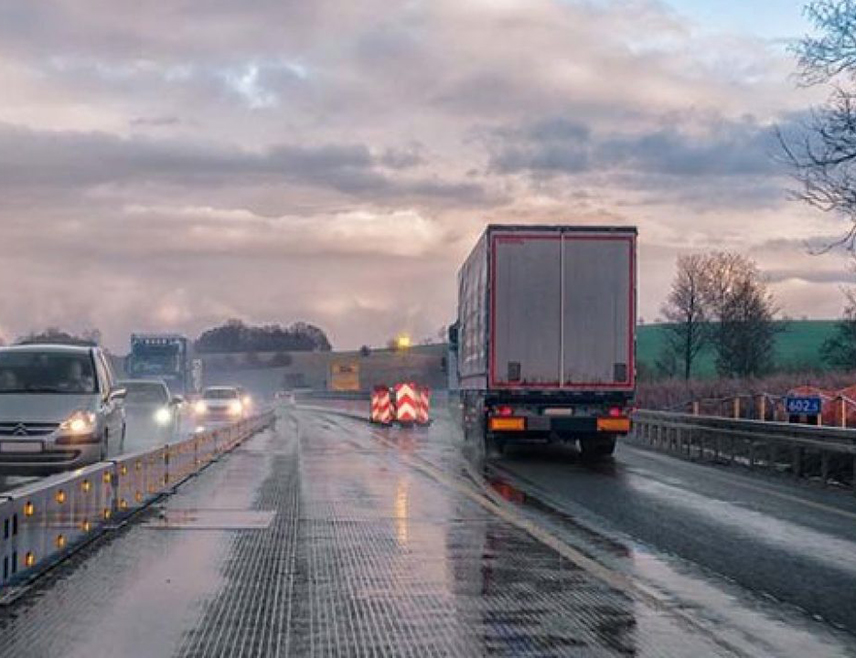 БАЊАЛУКА, 20. НОВЕМБРА /СРНА/ - У Републици Српској и Федерацији БиХ коловози су јутрос претежно мокри и клизави, а у планинским предјелима могућа је поледица и мјестимично смањена видљивост због магле.