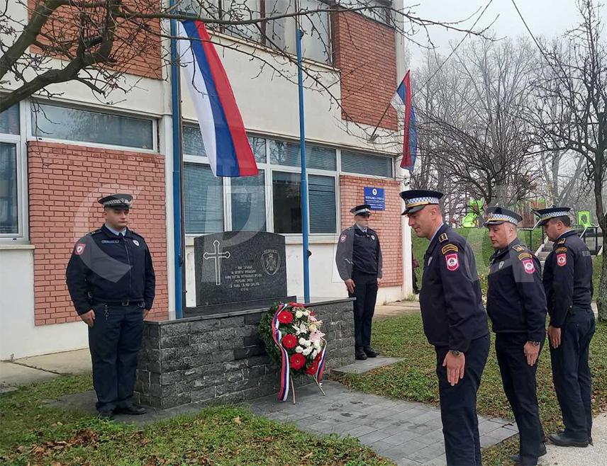 ИСТОЧНО НОВО САРАЈЕВО, 20. НОВЕМБРА /СРНА/ - Припадници Полицијске управе Источно Сарајево положили су вијенац код Спомен-обиљежја погинулим припадницима ове управе поводом крсне славе Министарства унутрашњих послова /МУП/ Републике Српске - Аранђеловдана.