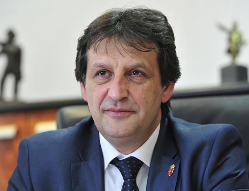 БЕОГРАД, 20. НОВЕМБРА /СРНА/ - Србија, као потписница и гарант Дејтонског мировног споразума, остаје досљедна ставу да се мир и стабилност у БиХ могу очувати само поштовањем изворних принципа овог документа, а не његовом насилном ревизијом, изјавио је Срни министар одбране Србије Братислав Гашић.