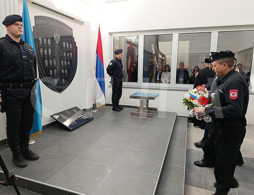 МРКОЊИЋ ГРАД, 20. НОВЕМБРА /СРНА/ - У Полицијској управи у Мркоњић Граду данас је поводом крсне славе Министарства унутрашњих послова Републике Српске - Светог архангела Михаила код спомен-обиљежја служен парастос и положено цвијеће за 24 погинула припадника ове управе у Одбрамбено-отаџбинском рату.