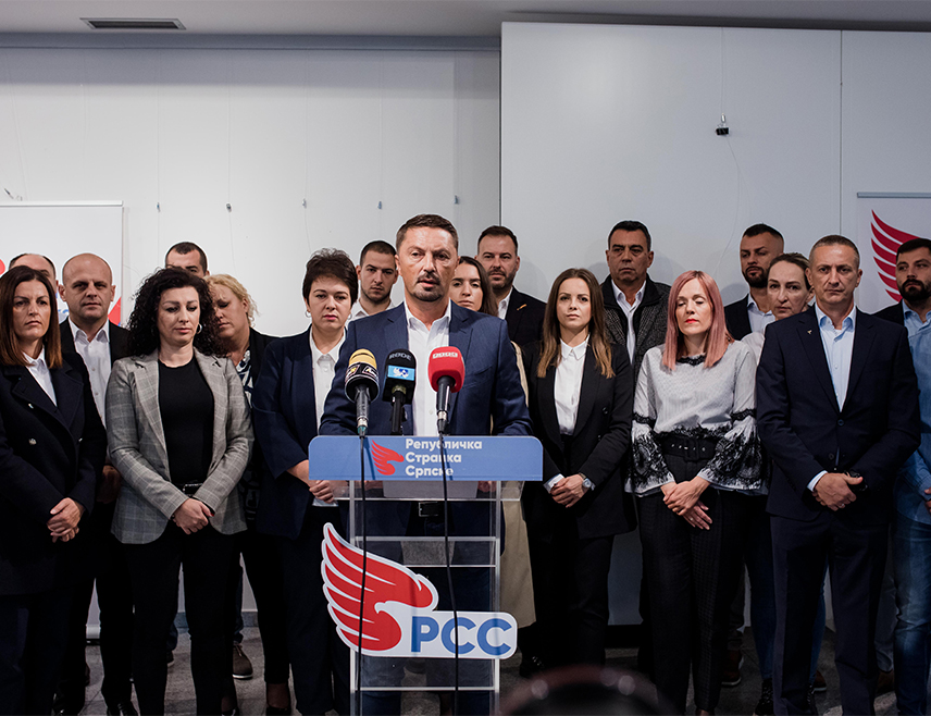 БИЈЕЉИНА, 20. НОВЕМБРА /СРНА/ - Предсједништво Републичке странке Српске /РСС/ позвало је чланство и симпатизере да 23. новембра изађу на изборе и глас дају професору Синиши Карану, кандидату СНСД-а за предсједника Републике Српске Синиши Карану, за кога су истакли да је показао изузетно родољубље у одбрани Српске.