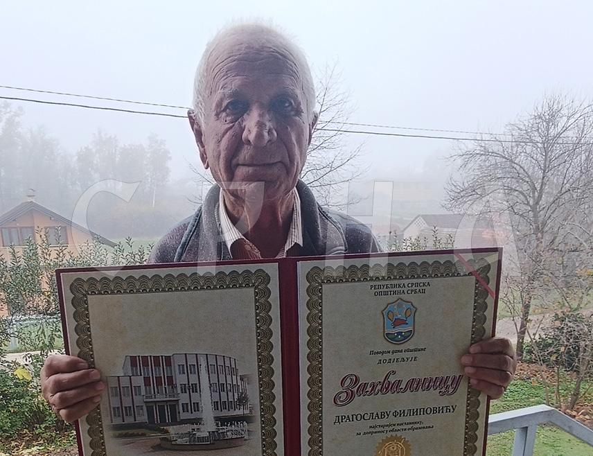 СРБАЦ, 22. НОВЕМБРА /СРНА/ - Деведесеттрогодишњи Драгослав Филиповић, најстарији учитељ у Српцу, описменио је више од 40 генерација ђака које га памте као Србу након што је шездесетих година стигао из Србије у србачки крај.