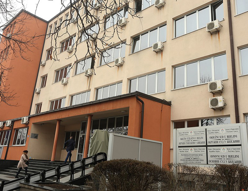 БИЈЕЉИНА, 20. НОВЕМБРА /СРНА/ - Окружни суд у Бијељини одредио је једномјесечни притвор мушкарцу чији су иницијали Б.С. осумњиченом за покушај тешког убиства у Зворнику, саопштено је из бијељинског Окружног јавног тужилаштва.