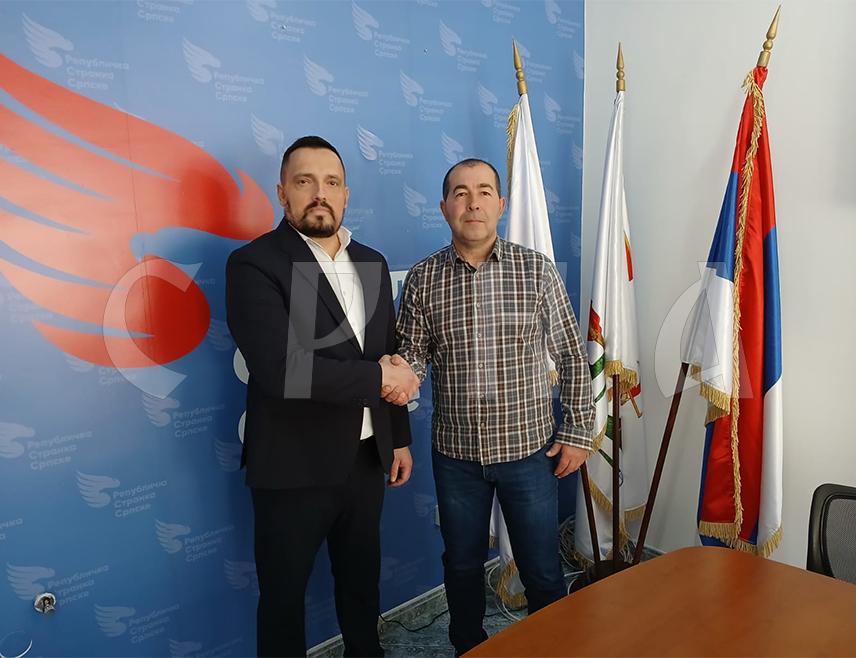 ЛОПАРЕ, 20. НОВЕМБРА /СРНА/ - Предсједници општинских одбора СНСД Лопаре Ђоко Васић и РСС Миланко Тошић поручили су са данашњег састанка да је глас Синиши Карану за предсједника Републике Српске глас за јаке институције Српске и за њен опстанак.