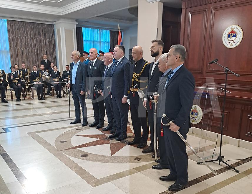 БАЊАЛУКА, 20. НОВЕМБРА /СРНА/ - Министар унутрашњих послова Републике Српске Жељко Будимир данас је свечано уручио сабље свим директорима Полиције од оснивања до сада поводом Аранђеловдана – крсне славе Министарства унутрашњих послова /МУП/.