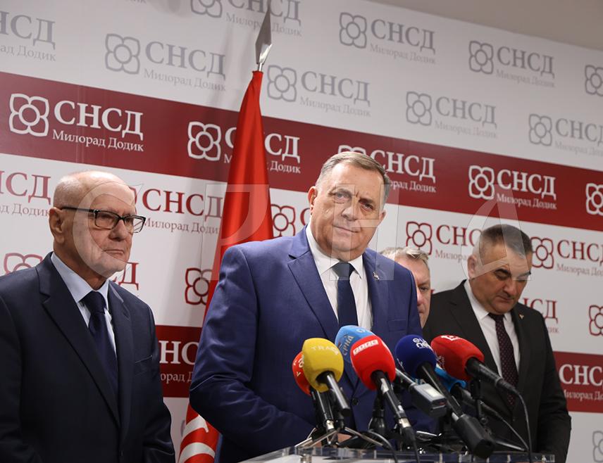 БАЊАЛУКА, 20. НОВЕМБРА /СРНА/ - Пензије у Републици Српској у јануару ће бити повећане за 6,25 одсто, а покушава се осигурати и исплата децембарске пензије пред празнике, рекао је лидер СНСД-а Милорад Додик послије састанка са руководством Удружења пензионера.