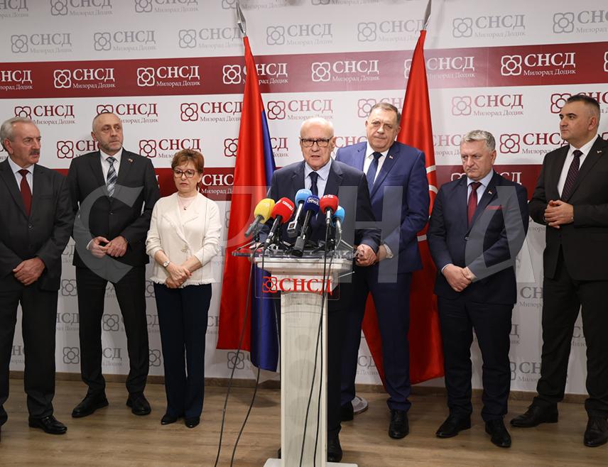 БАЊАЛУКА, 20. НОВЕМБРА /СРНА/ - Предсједник Удружења пензионера Републике Српске Ратко Трифуновић рекао је да се пензије у Републици Српској од доласка СНСД-а на власт редовно усклађују сваког 1. јануара са растом потрошачких цијена и просјечном платом.